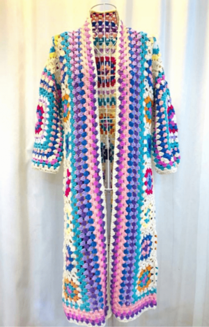 Totally in love with this crochet coat granny square style!